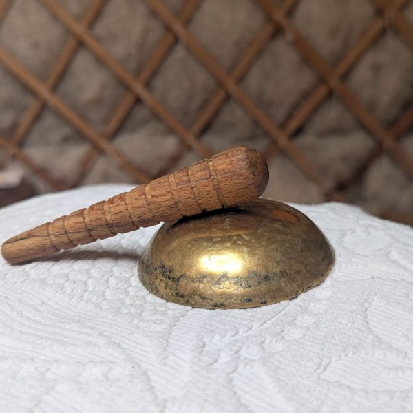 bol kansu sur table de soin dans une yourte à Saint Médard sur Ille